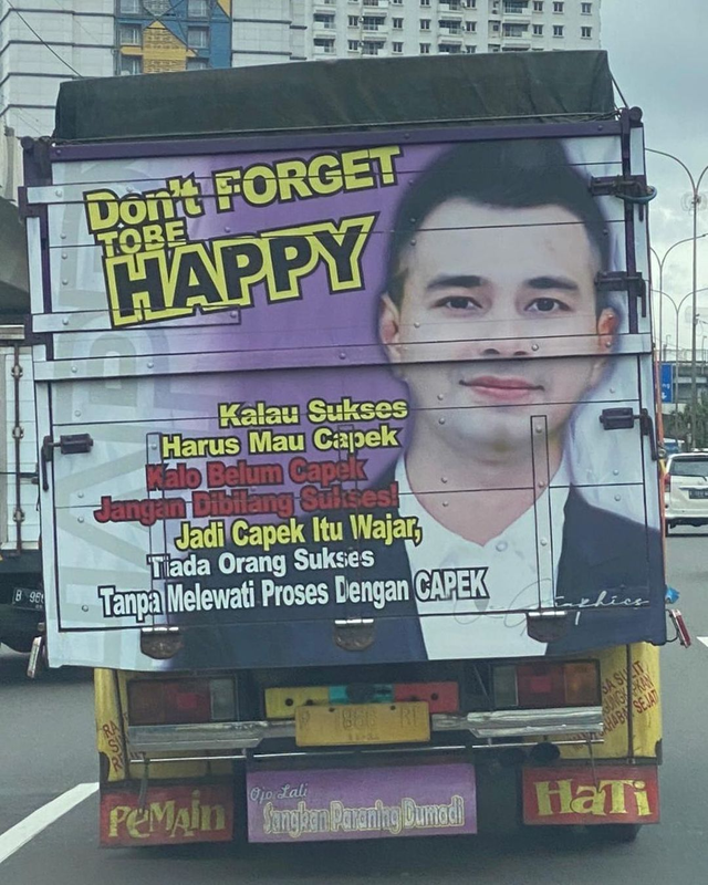 Wajah Raffi Ahmad terpampang di bak truk
