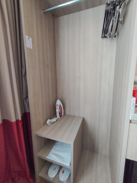 almari terbuka