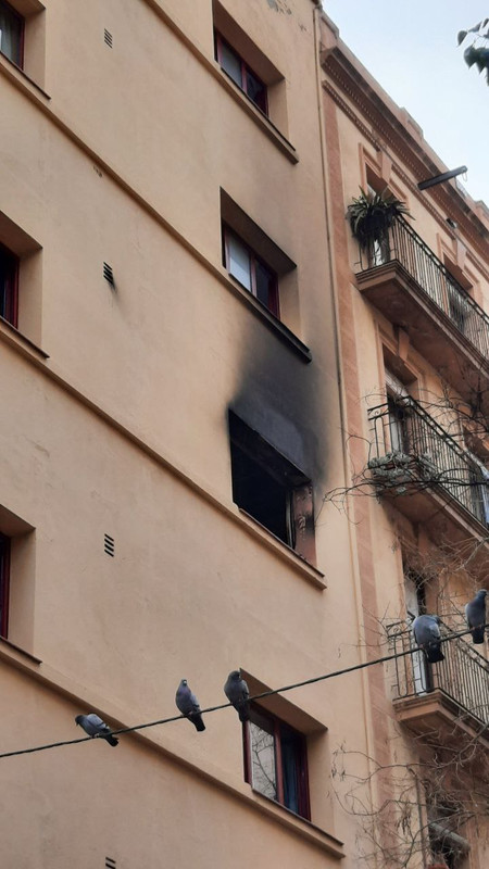 Incendio en hotel de Barcelona obliga a huéspedes a saltar de un tercer piso