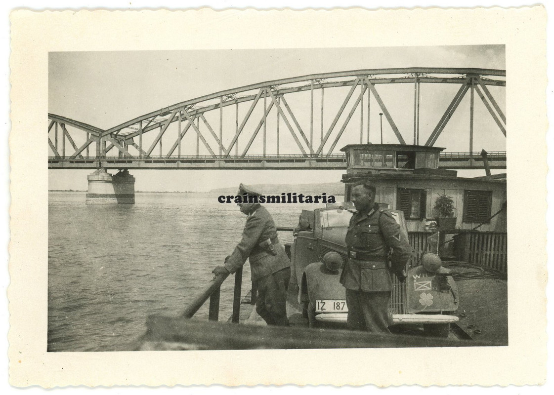 Orig. Foto Offizier mit Pkw m. Wappen auf DONAU Fähre Ponton bei Brücke