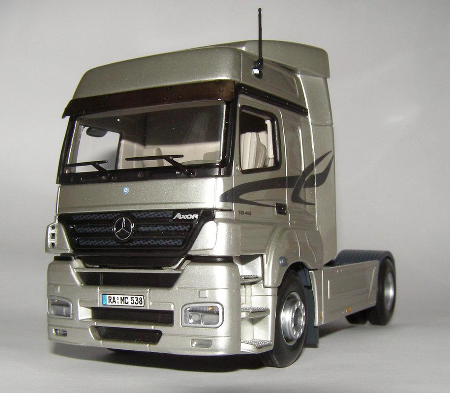 Mercedes Benz Axor by Minichamps (1)