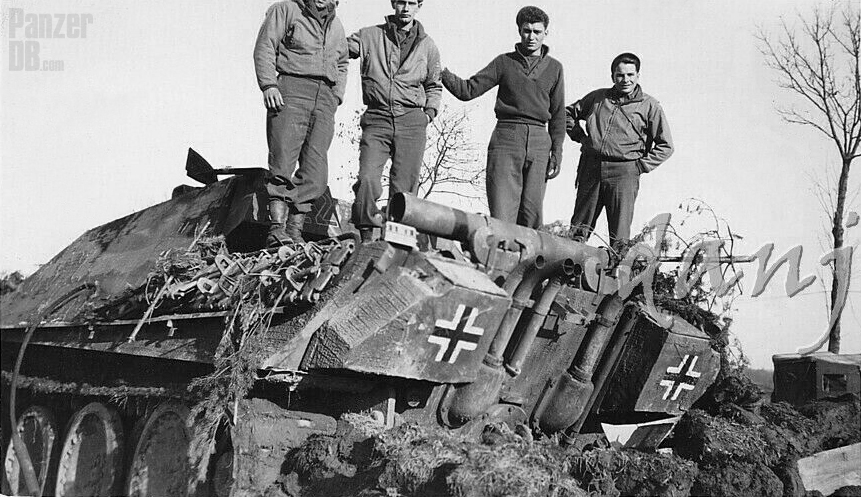 Rear view of a Jagdpanther Ausf. G1 tactical number 122 (2)