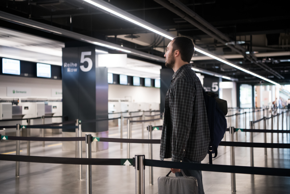 Lelaki muda menunggu penerbangan di lapangan terbang