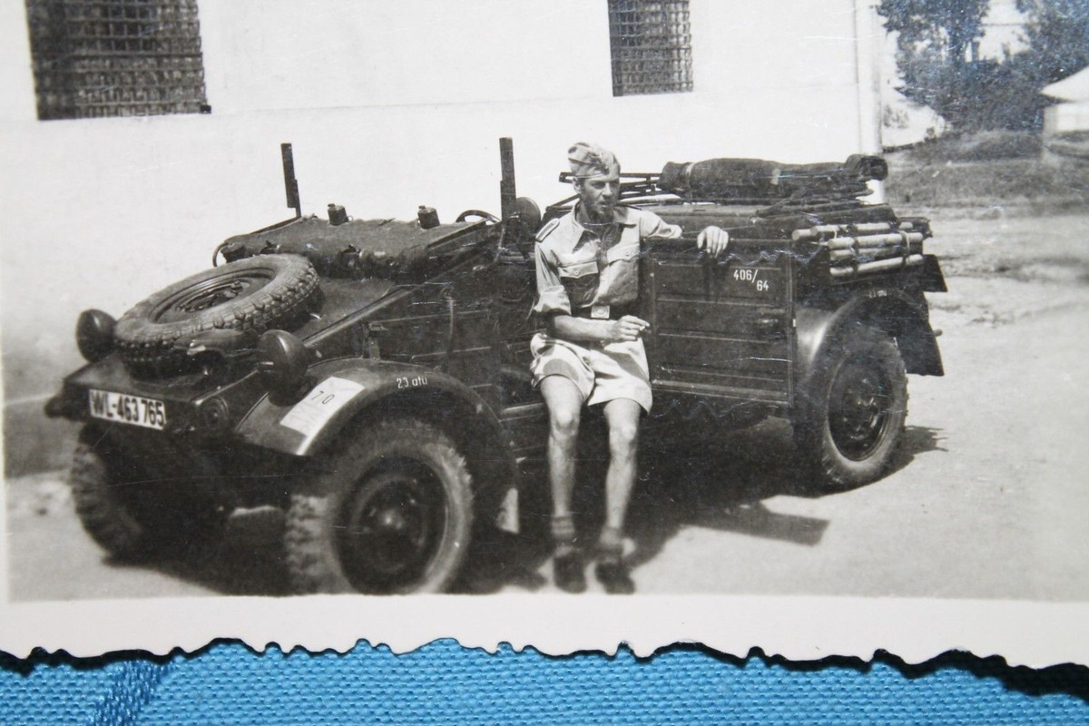 Foto 2. Weltkrieg Luftwaffe VW Kübelwagen mit Un