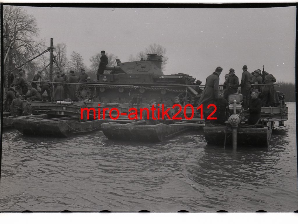 Negativ, Panzer, Flussüberquerung mit Flossfähre