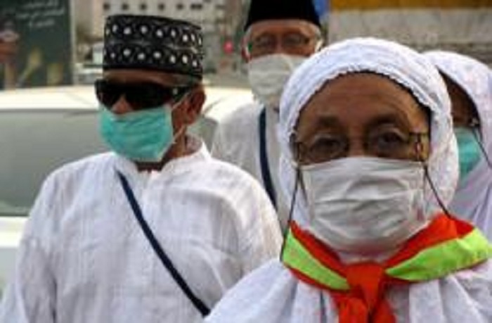 Jemaah umrah memakai masker