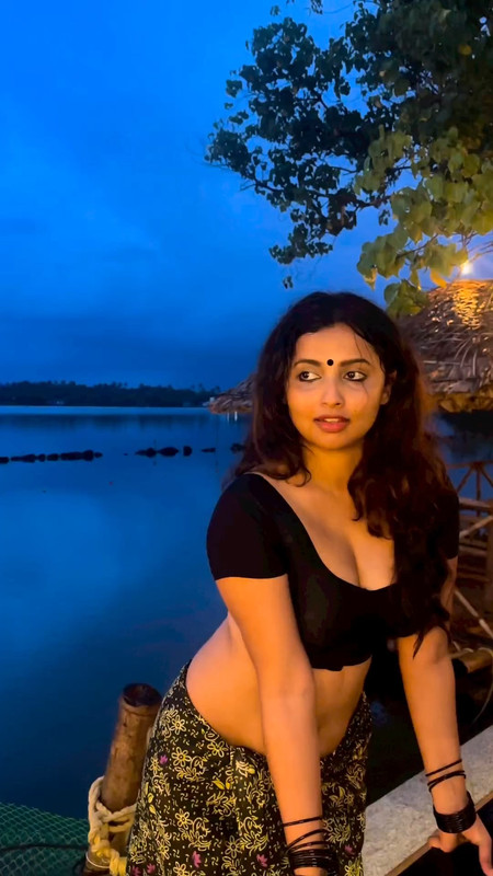 anickavikramanan hot in black blouse and strip mundu.mp4_snapshot_00.25.000
