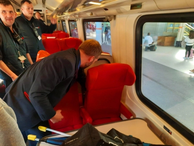 Serpiente genera pánico al escapar de su dueña en un tren repleto de gente