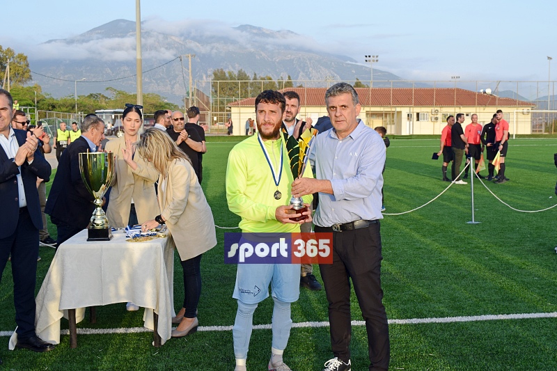 , &Tau;&omicron; &phi;&omega;&tau;&omicron;&rho;&epsilon;&pi;&omicron;&rho;&tau;ά&zeta; &tau;&omicron;&upsilon; &tau;&epsilon;&lambda;&iota;&kappa;&omicron;ύ &Epsilon;&rho;ά&nu;&eta;-&Pi;&alpha;&nu;&theta;&omicron;&upsilon;&rho;&iota;&alpha;&kappa;ό&sigmaf; (&phi;&omega;&tau;&omicron;)