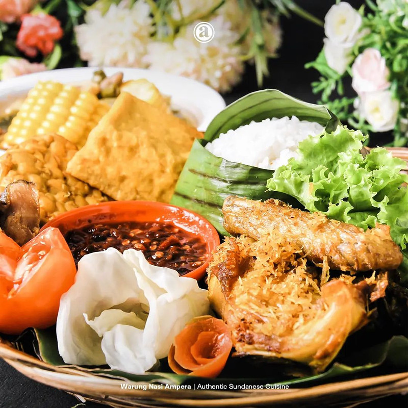 Sajian menu makanan di Warung Nasi Ampera, tempat sarapan dekat Taman Margasatwa Ragunan.