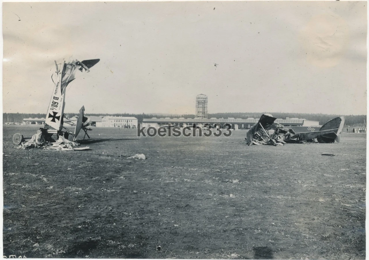 Foto Doppeldecker Flugzeug Wracks der Flieger Ers Abt 1 auf einem Flughafen