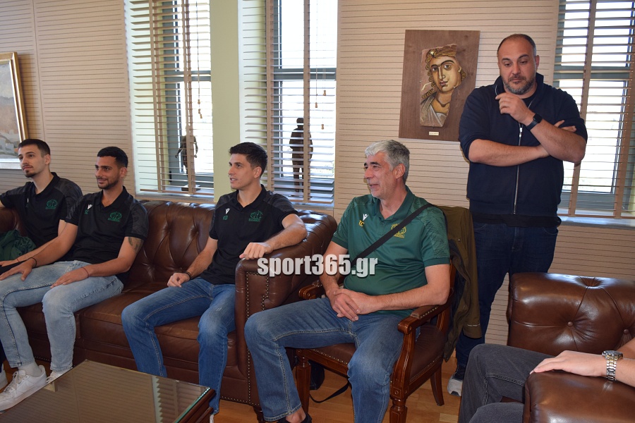 , Οι θριαμβευτές της Καλαμάτας ’80 στο Δημαρχείο: Η πόλη υποκλίθηκε στους πρωταθλητές! – «Να γιορτάσουμε και για την Μαύρη Θύελλα» (φωτο & βίντεο)