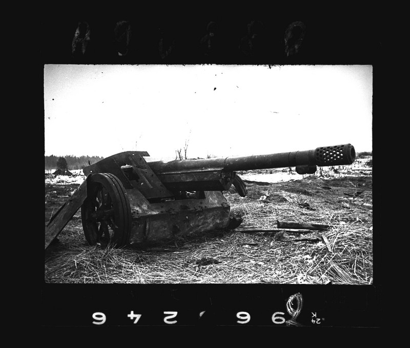Орудие, брошенное гитлеровцами, захваченное советскими воинами.