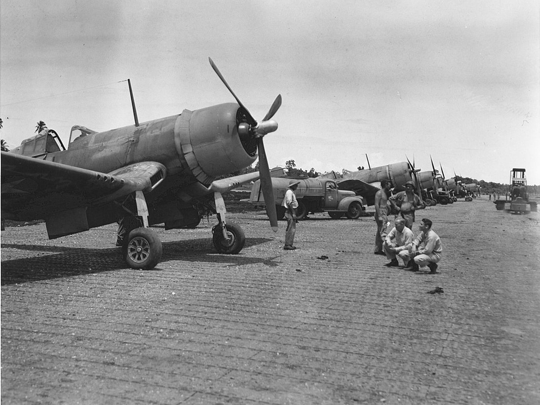 1280px-F4U-1s_VMF-124_on_Guadalcanal_1943