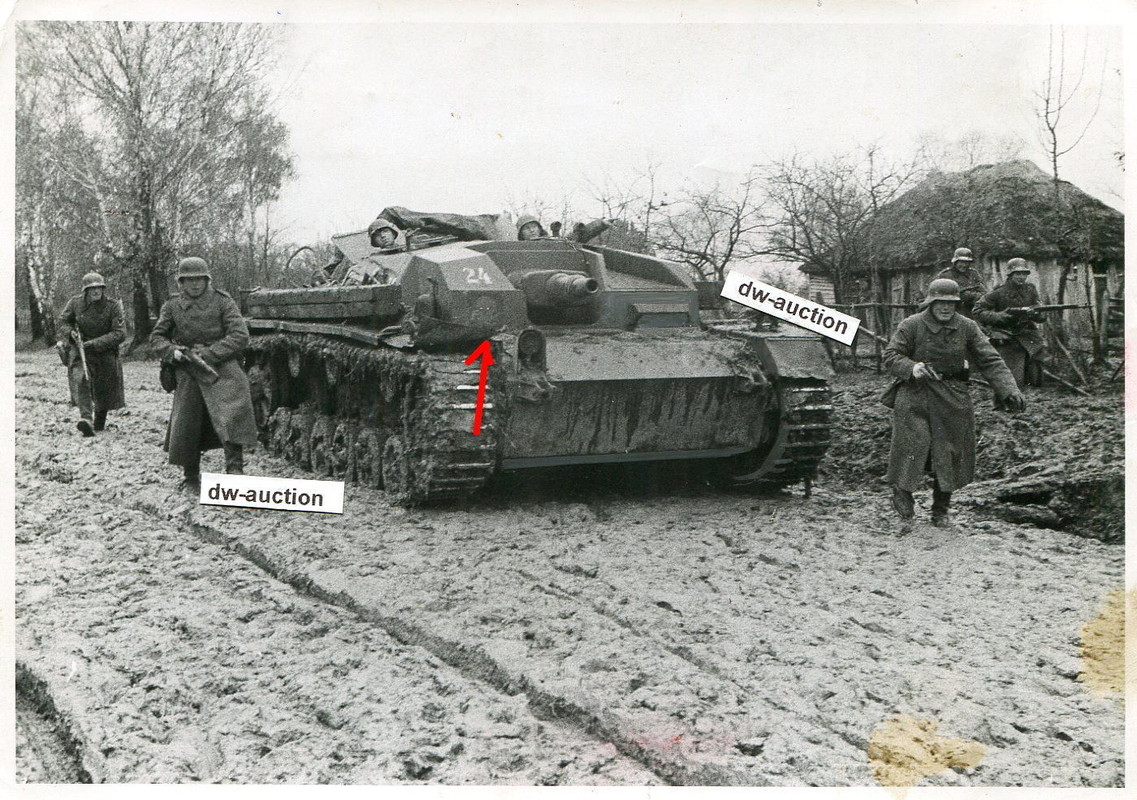 Sturmgeschütz mit Kennung Totenkopf im Häuserkam