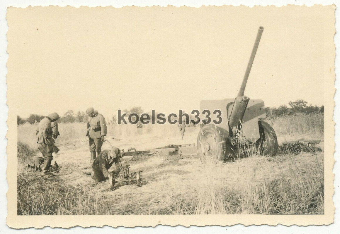 Foto Soldaten der Wehrmacht an russischen Beute Geschützen im Osten MG PaK