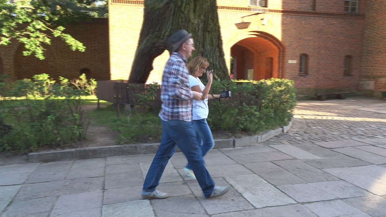 33.08 - Scenku na katedralnym dziedzińcu_000689