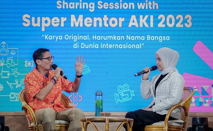 Menparekraf Sandiaga Uno dan Putri Ariani dalam acara pameran UMKM Apresiasi Kreasi Indonesia (AKI) 2023, di RITA Mall Purwokerto, Jawa Tengah, Minggu (11/6/2023) sore.