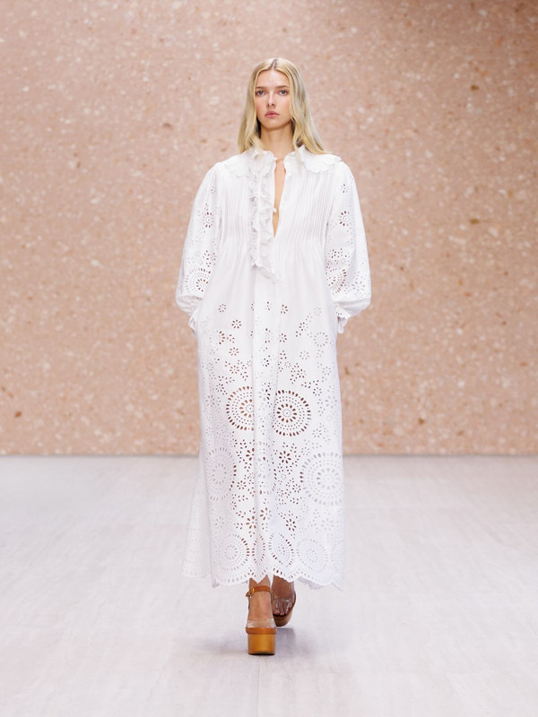 Apple Martin debutta in passerella per Chloé SS27 Apple Martin debutta in passerella per Chloé SS27 alla Paris Fashion Week con un lungo abito bianco traforato
