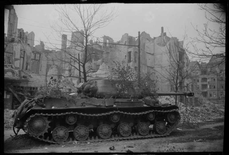 1-й Белорусский фронт. Берлин. Танк ИС-2 в бортовой проекции (№ 568) замаскированный ветками на одно