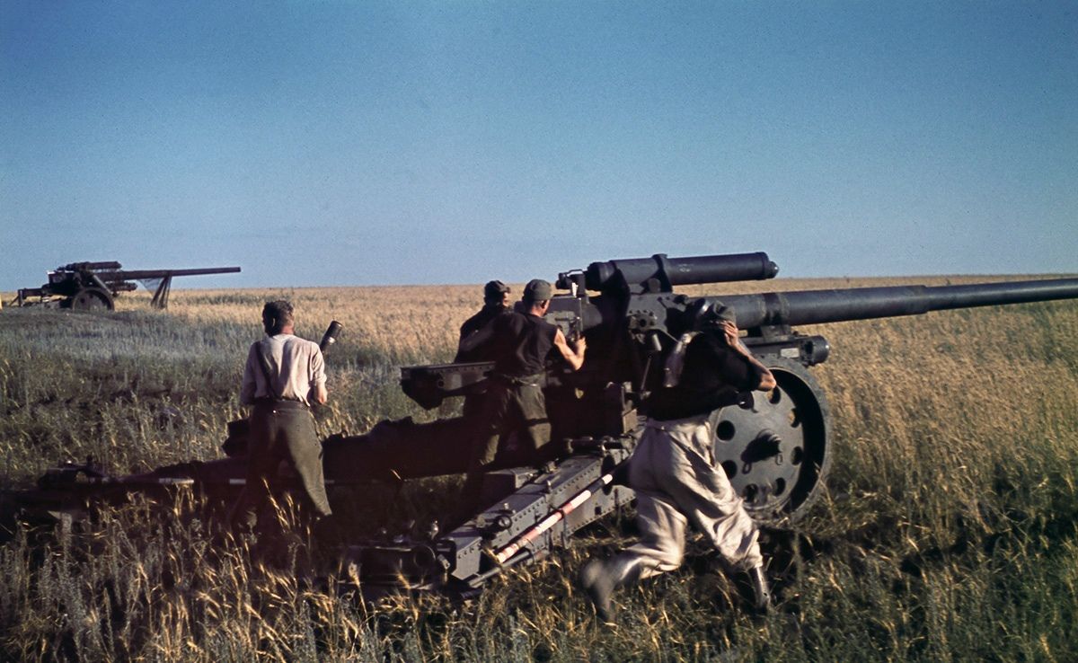 тяжелые полевые орудия 16-й танковой дивизии на огневой позиции