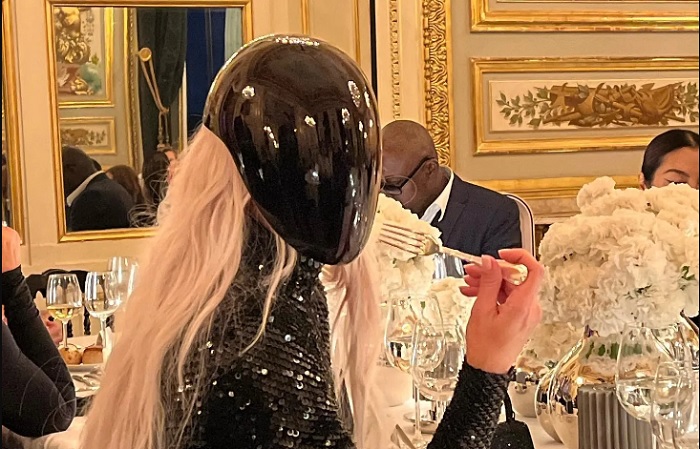 Kim Kardashian mengenakan topeng hitam mengkilap saat menghadiri after party Balenciaga, Rabu (6/7/2022).