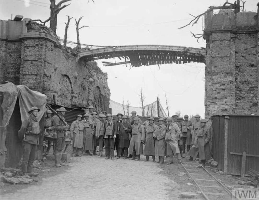 Photos Avant/Apres WWI Groupe-de-journalistes-canadiens-la-barricade-de-la-Porte-de-Lille-Ypres