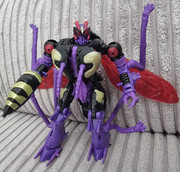 Buzzworthy-Bumblebee-Creatures-Collide-Skywasp-02