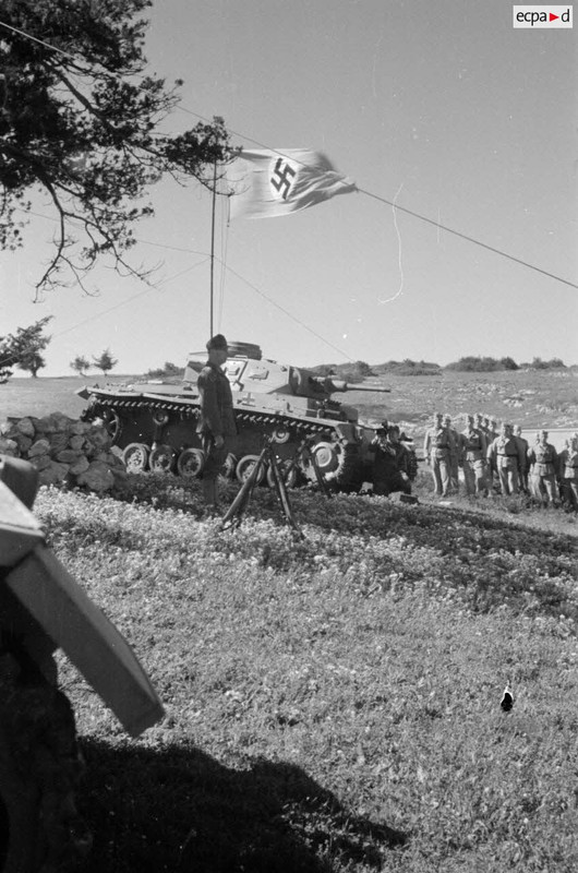 Les chars Panzer III démarrent puis quittent le lieu de la cérémonie militaire (15)