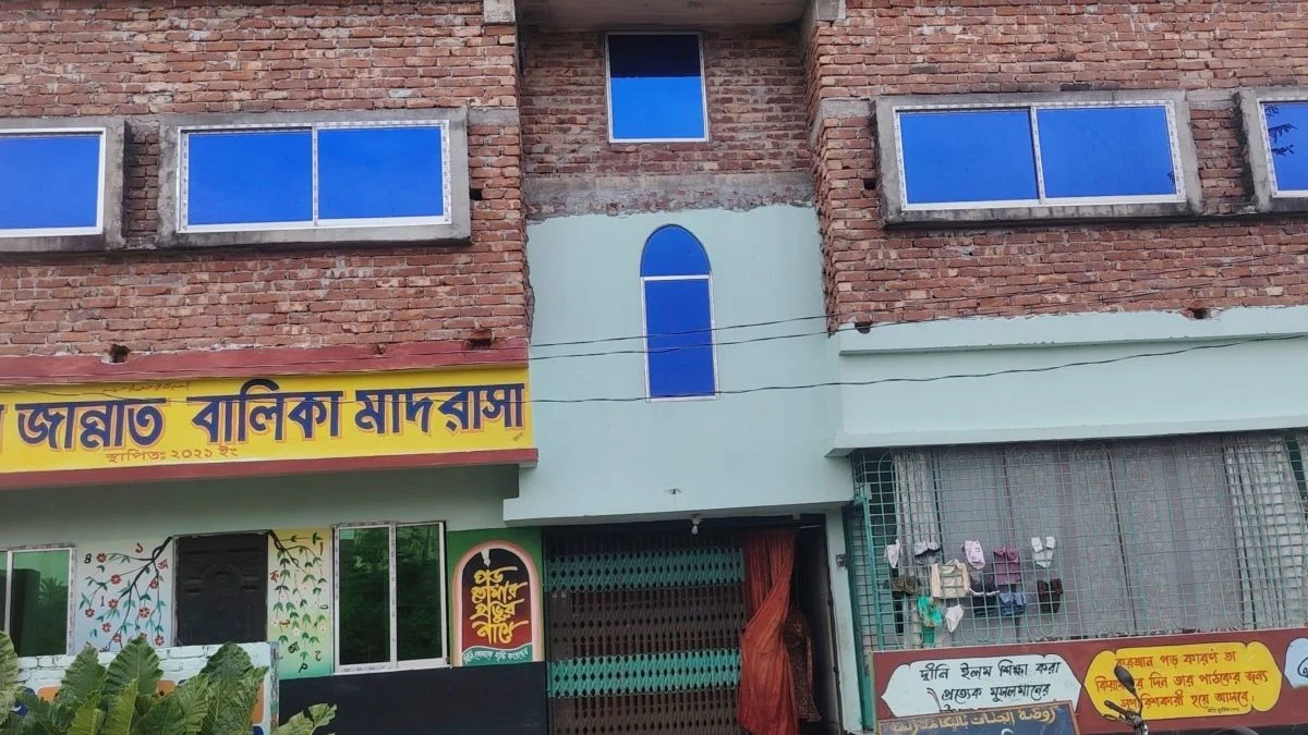 যশোরে মাদ্রাসা পরিচালকের বিরুদ্ধে দুই ছাত্রীকে নিপীড়নের অভিযোগ