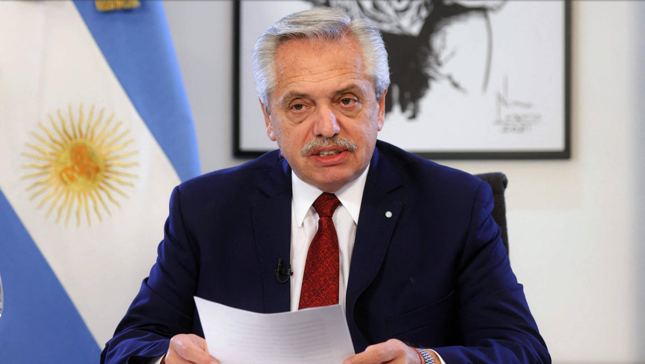 Alberto Fernández es denunciado por traición a la patria