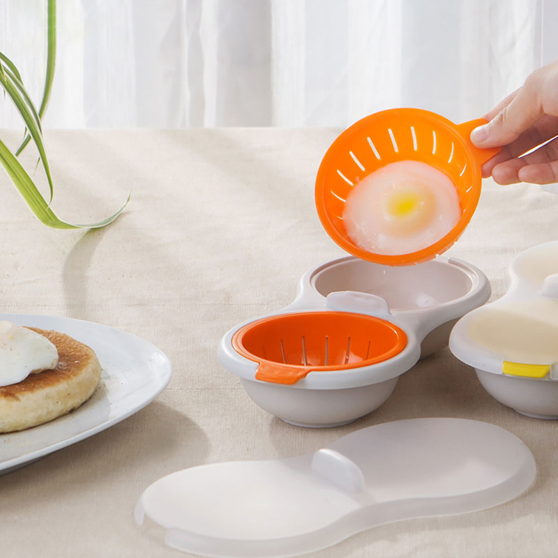 Poacher de huevos al microondas en cocina moderna