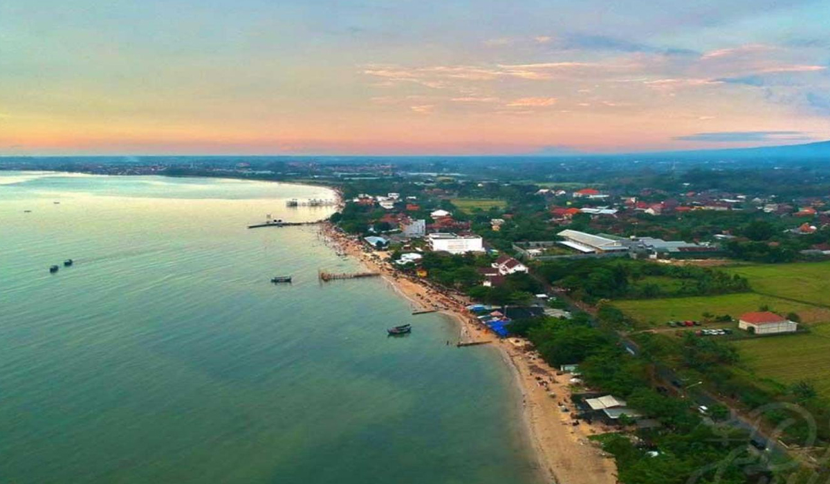 Pantai Teluk Awur: Destinasi Wisata Hits Dengan Nuansa Asri dan Tenang