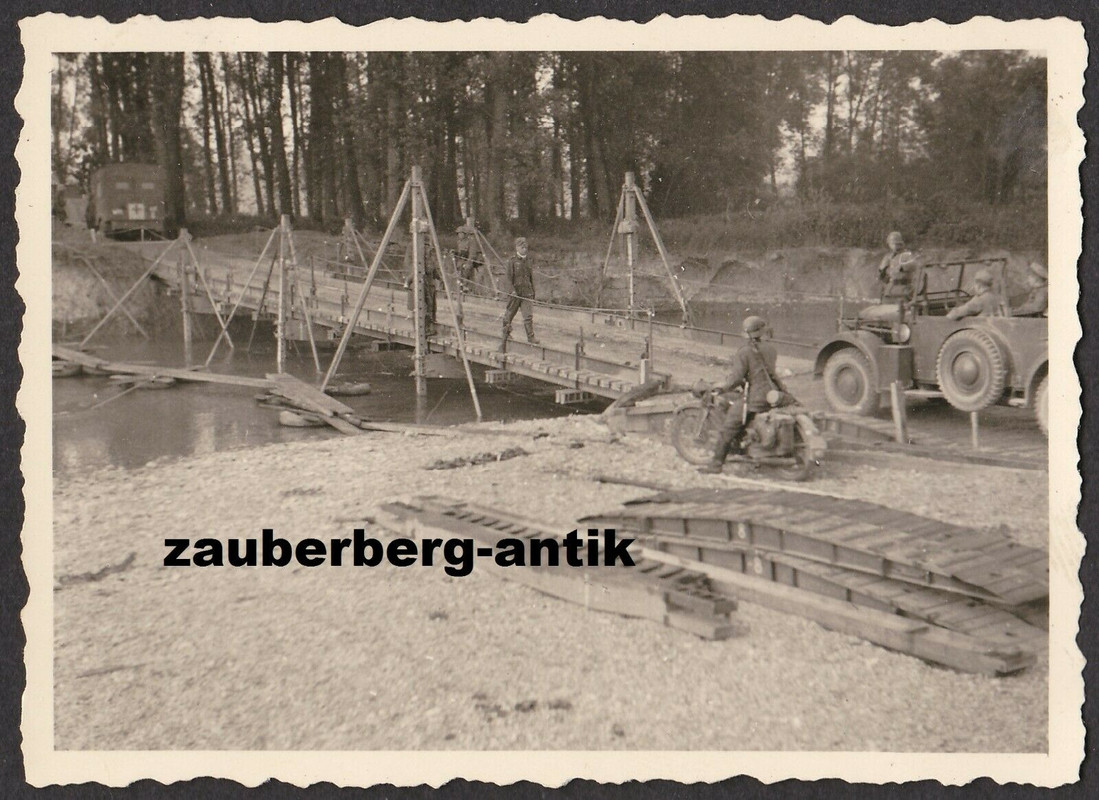 Foto Wehrmacht Frankreich Vormarsch bei Waly Behelfsbrücke Kradmelder