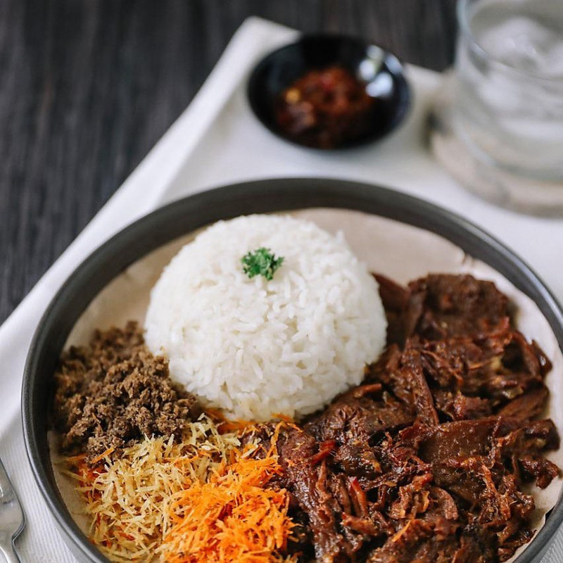 Nasi Krawu Bu Azza, pilihan tempat makan siang enak di Gresik.