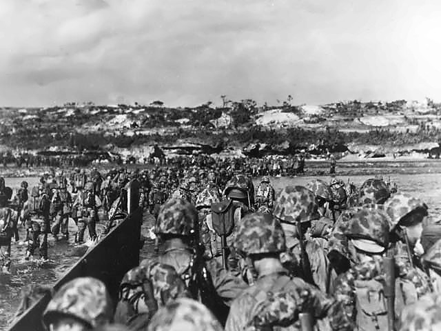 Desembarco de refuerzos, Okinawa 1945 Desembarco de refuerzos, Okinawa 1945