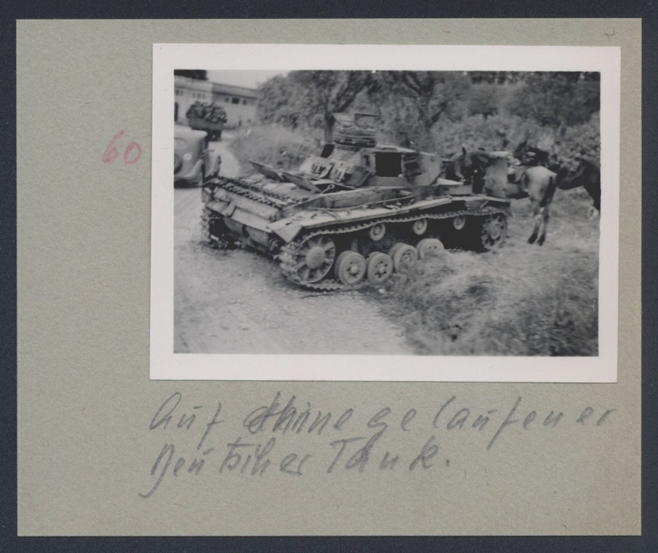 original Foto von 1940, zerstörter deutscher Tank in Frankreich