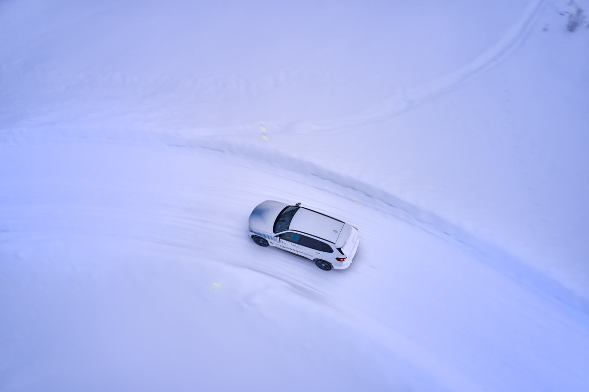 P90453432_highRes_bmw-ix5-hydrogen-win