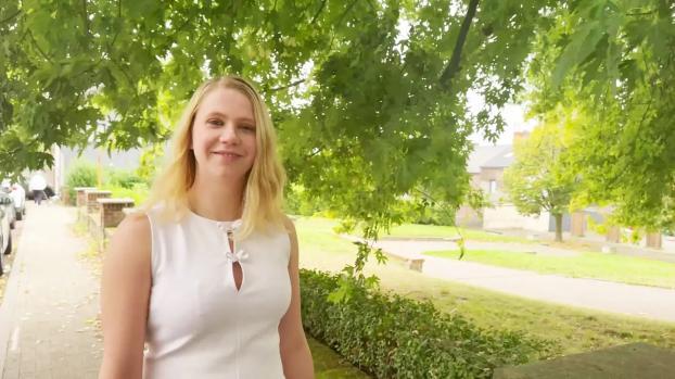 JacquieEtMichelTV – Lola – 28, fucked by two guys for her comeback!