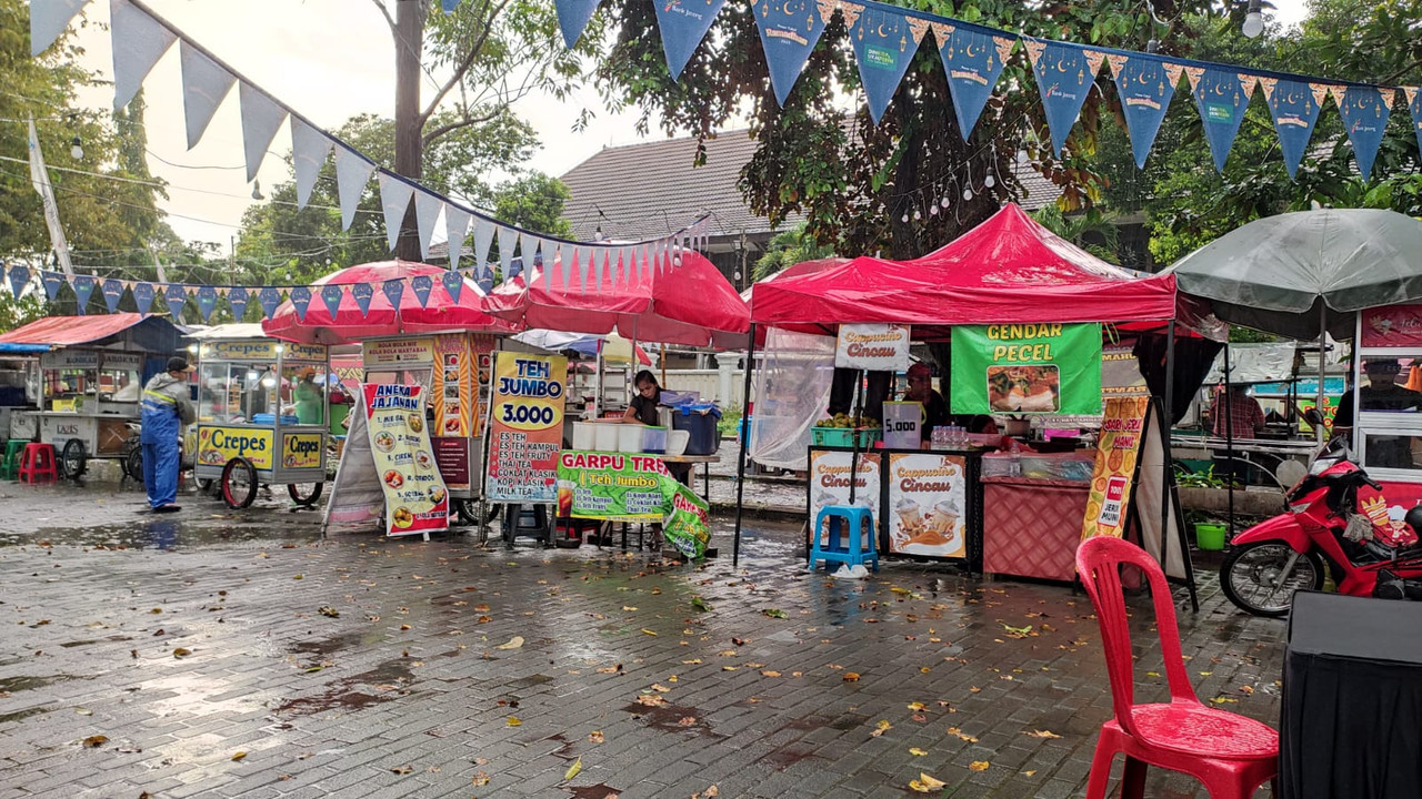 Pasar Takjil Ramadhan, tempat ngabuburit di Solo untuk berburu aneka jajanan untuk buka puasa.