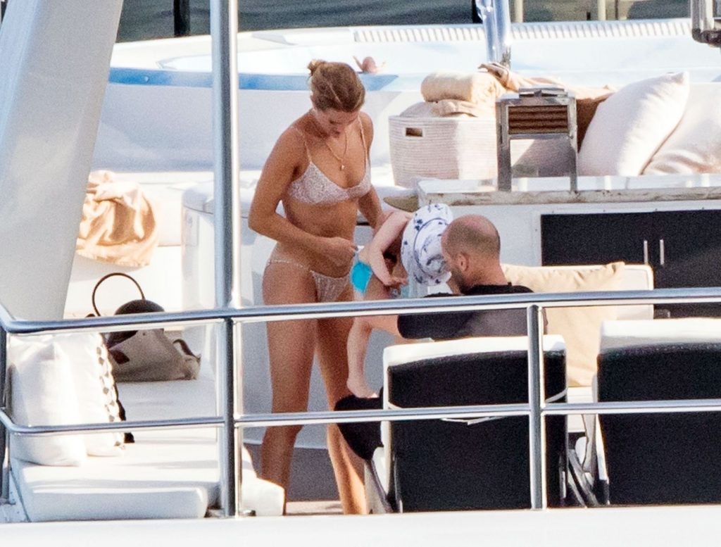 Rosie-Huntington-Whiteley-Upskirt-Stars-Com-1-3-1024x1559-7