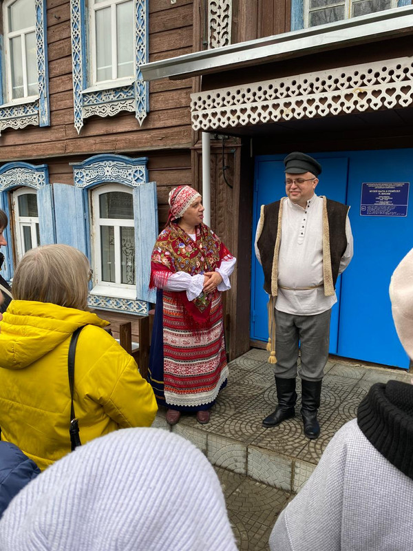 Родоведов встречают сотрудники музея быта и ремесел в Висиме
