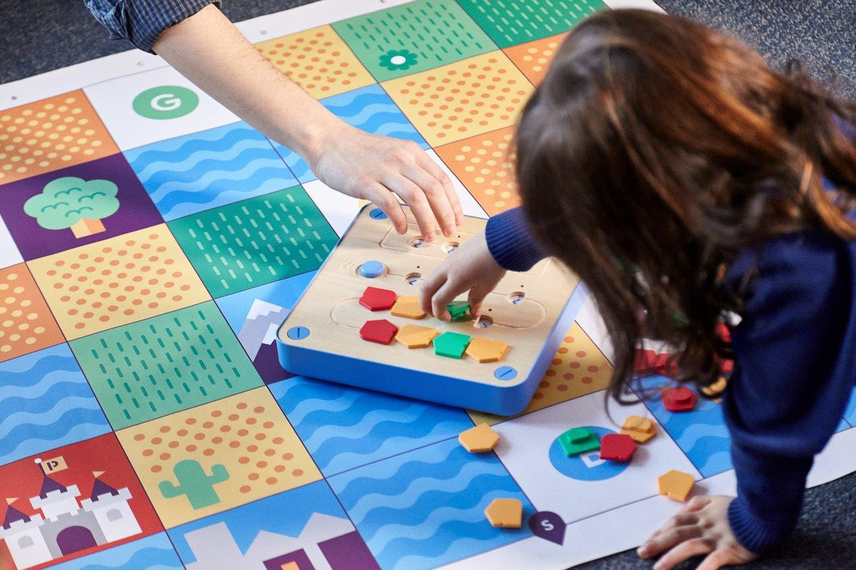 Cubetto robot on a map