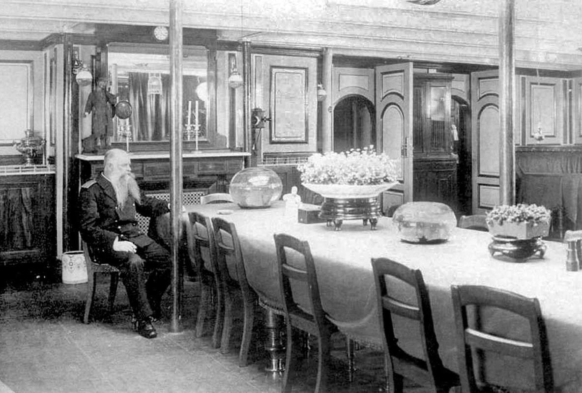 1280px-Командир_Рюрика_А.Н._Гаупт_в_Адмиральском_салоне_корабля,_1900_год