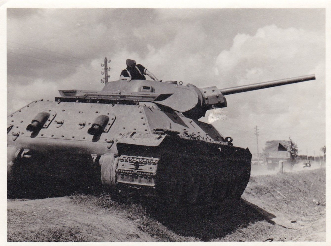 Original Foto Panzer Jagdpanzer Beutepanzer Rußland T34