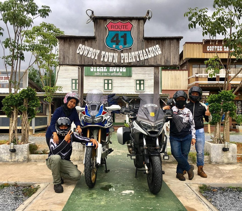 sekumpulan bikers bergambar di hadapan route 41 cafe