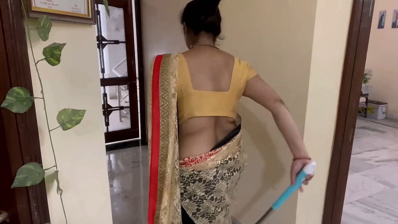 Sexy fleshy housewife ruby huge boobs, navel,ass in saree.mkv_snapshot_01.00.624