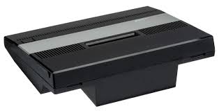 Imagem dos consoles Atari 5200 e Atari 7800, demonstrando a evolução do design da empresa.