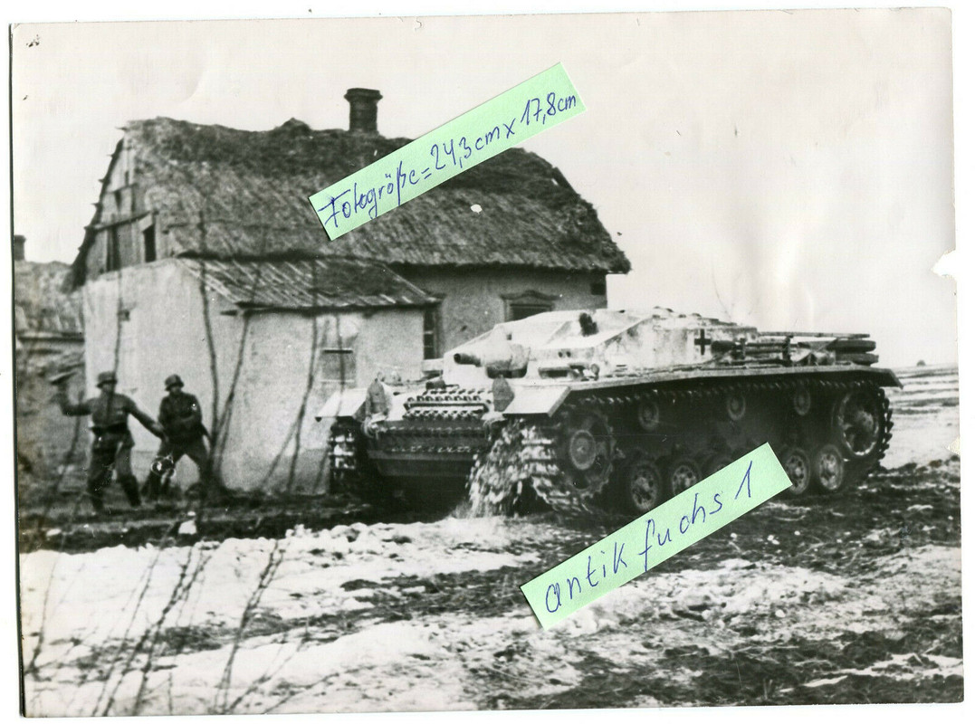 Deut. Panzer vom Typ Sturmgeschütz neben Bauernhaus an der Ostfr