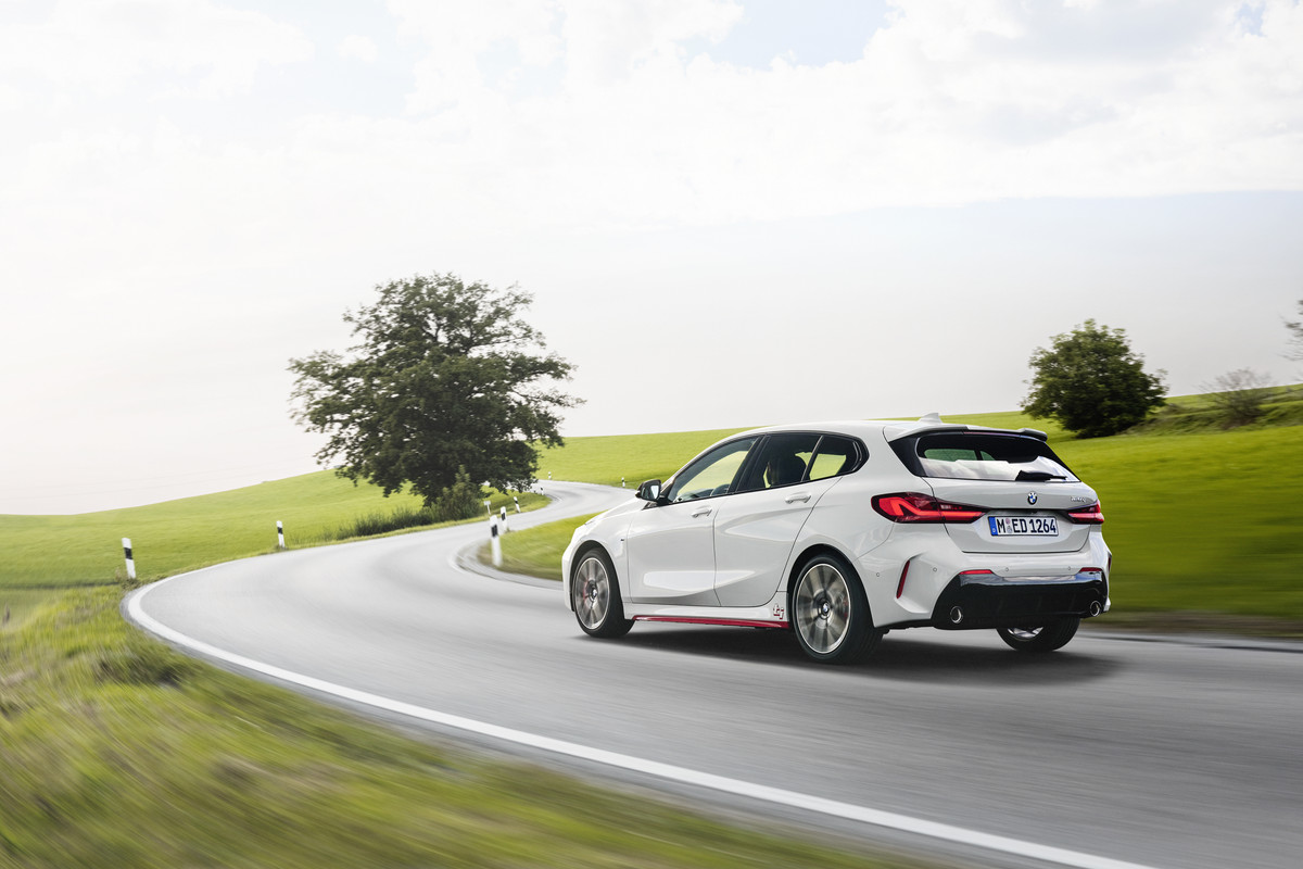 P90402178_highRes_the-all-new-bmw-128t
